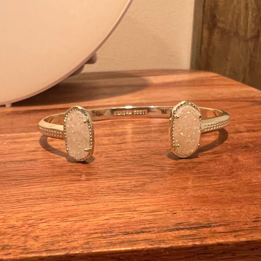 Excellent condition Kendra Scott bracelet. Gold.